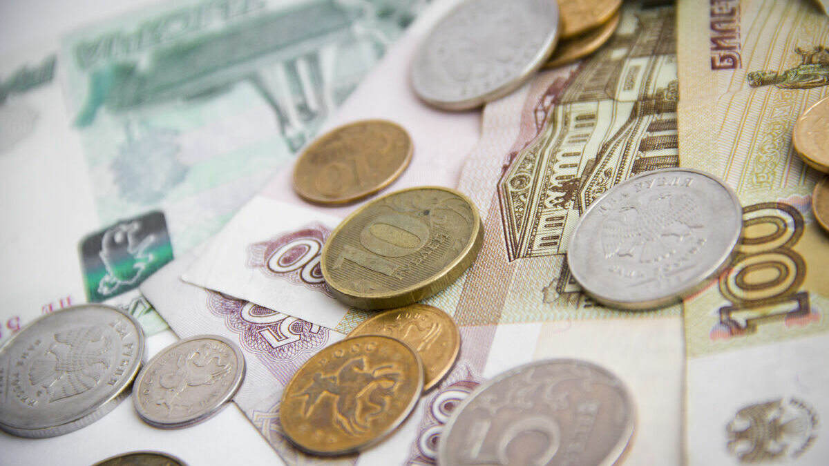 Доллар стоит больше 37 рублей, евро подорожал почти до 49 рублей