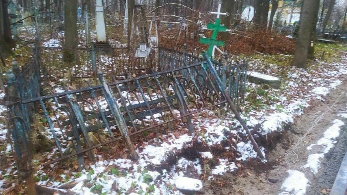 «Варварские методы!» На Егошихинском кладбище благоустроители сломали кресты, ограды и раздавили могилы