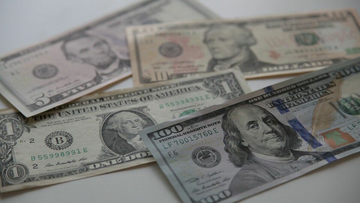 Курс доллара впервые в 2015 году опустился ниже 60 рублей