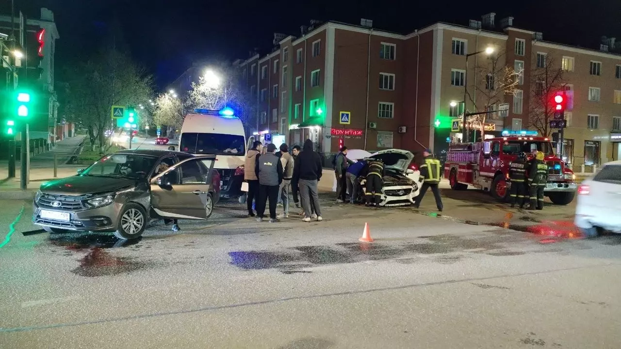 В Перми 23-летний водитель «Лады» выехал на красный свет и врезался в «Мерседес»