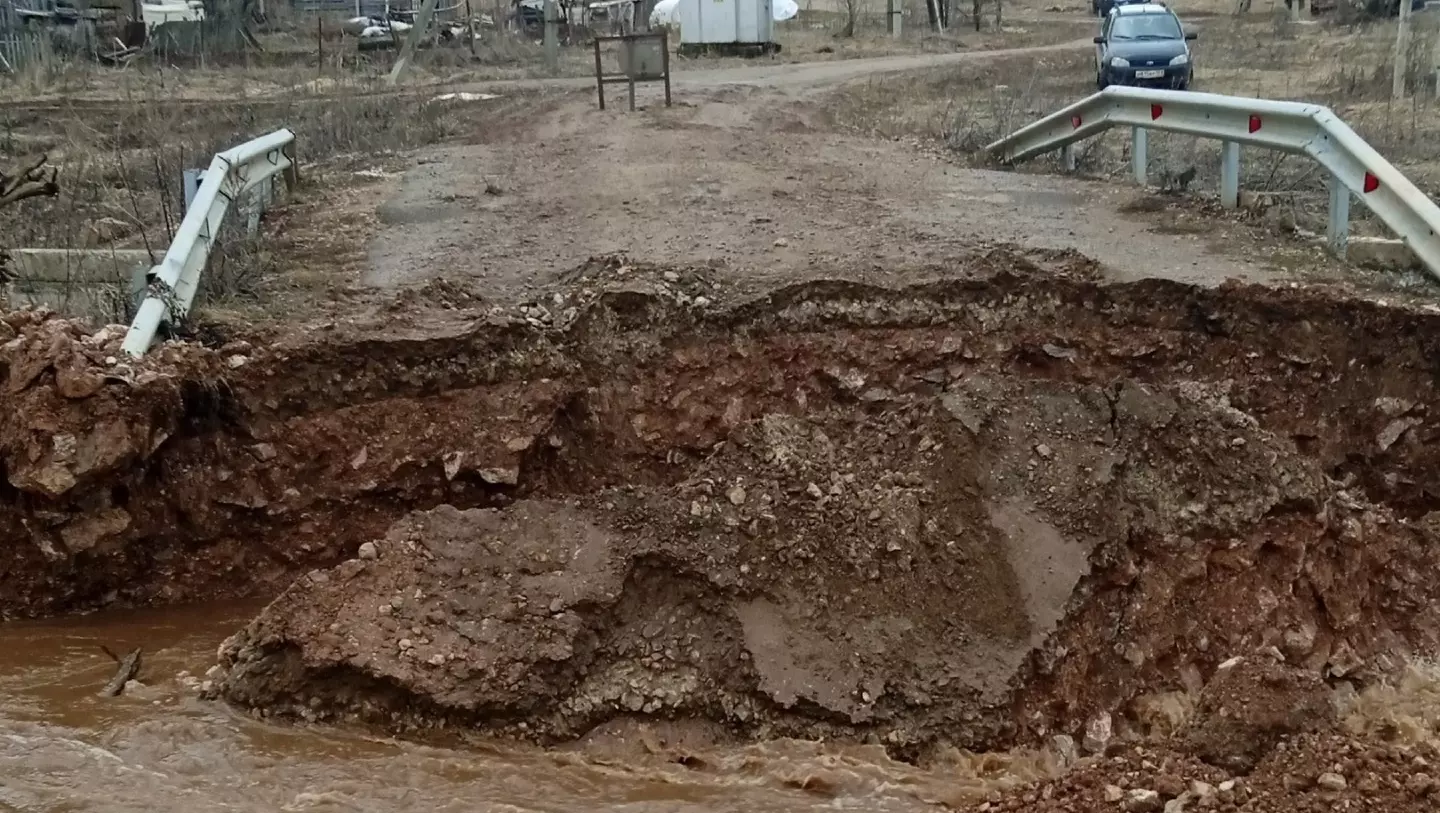 В поселке Нижние Сержата Пермского края 16 апреля размыло мост