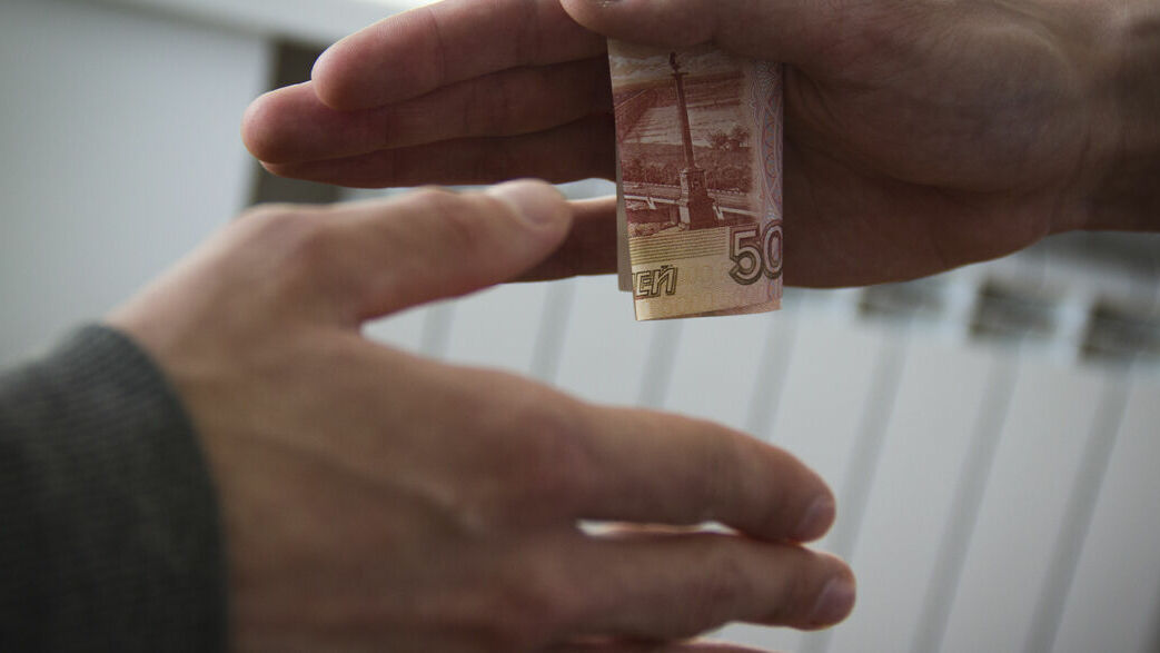 Жителя Красновишерска оштрафовали на 270 тысяч рублей за попытку дать взятку
