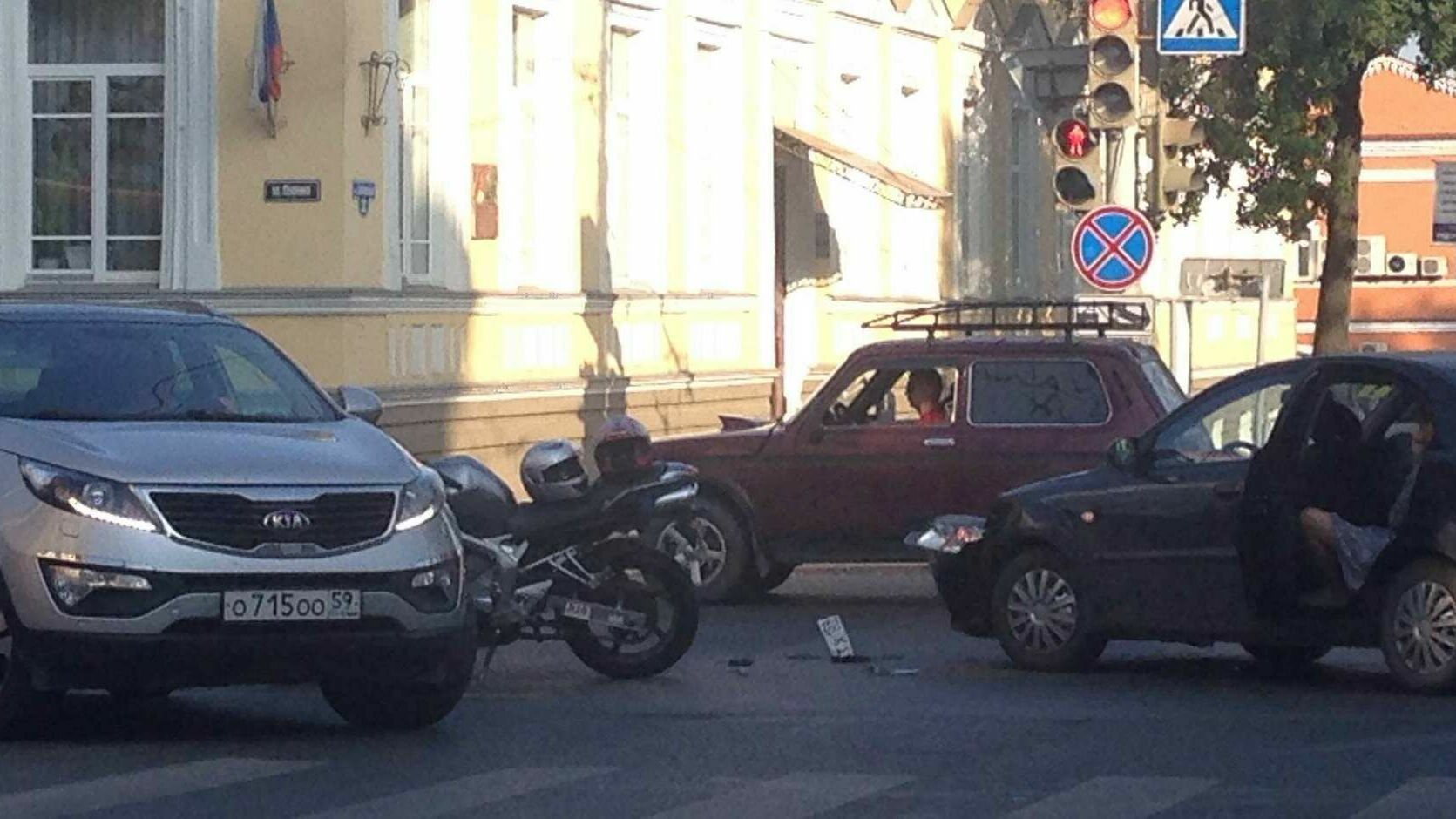 На перекрестке Сибирской и Пушкина женщина-водитель сбила мотоциклиста