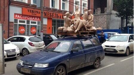 Фотофакт: по улицам Перми перевозят голых «женщин»