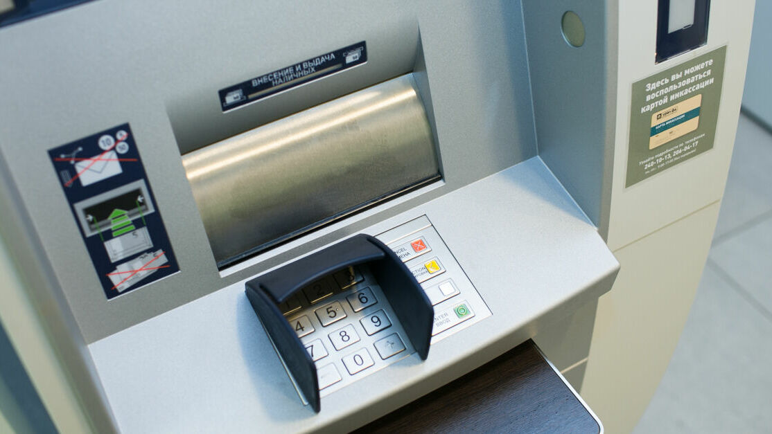 Мошенники охотнее крадут деньги с карт через банкоматы, чем через интернет