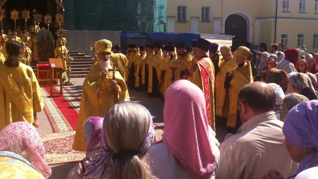Фотофакт: православные верующие почтили крестным ходом святых Кирилла и Мефодия