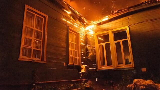 В Краснокамске загорелся жилой дом из-за нетрезвого курильщика
