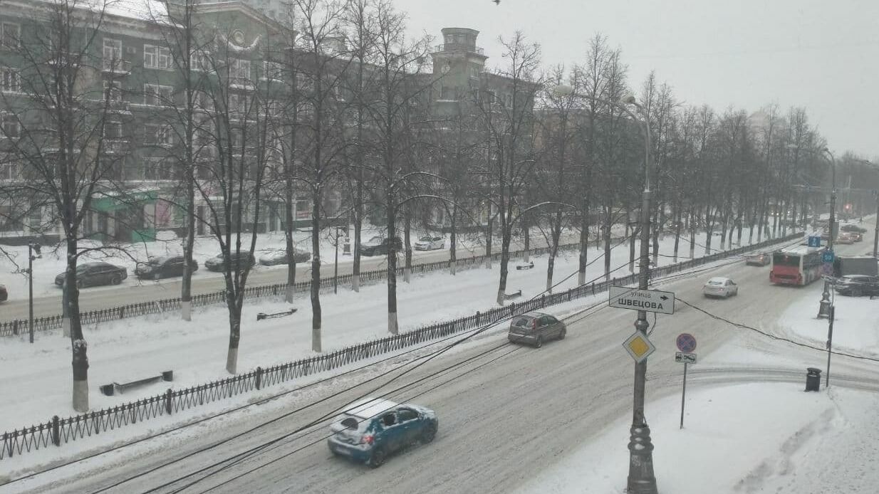 В пермской мэрии заявляют, что ночью снег убирали 220 единиц техники