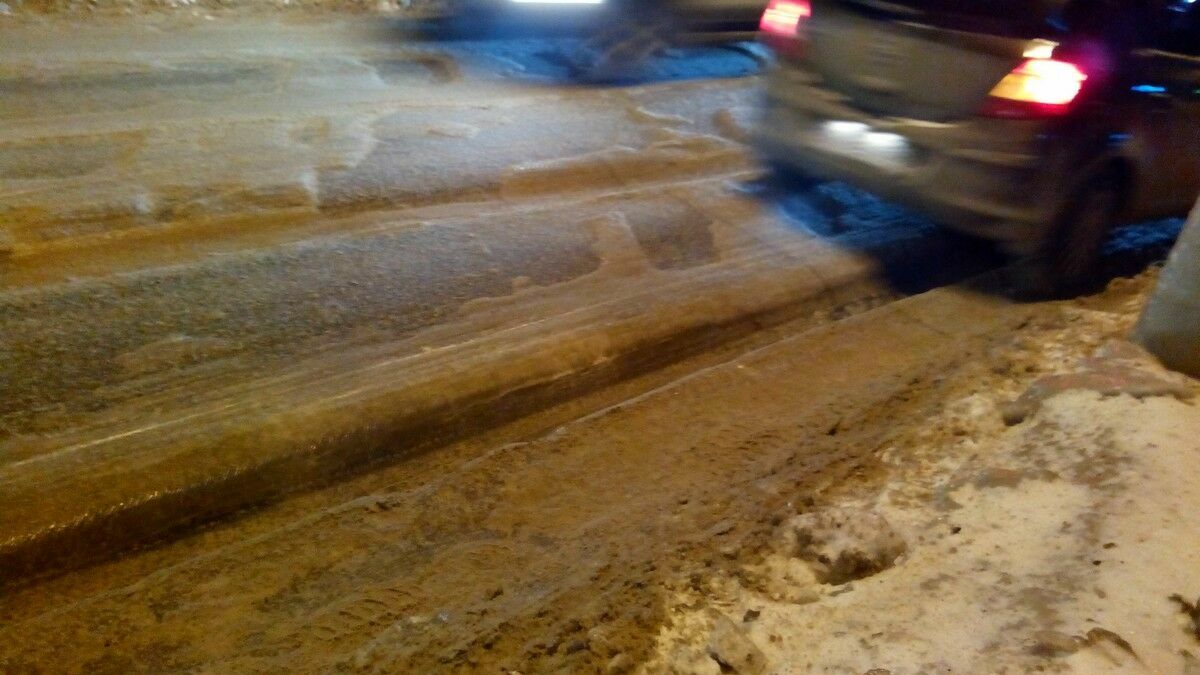 Как коровы на льду! Из-за потопа на Плеханова по улице стало опасно ездить