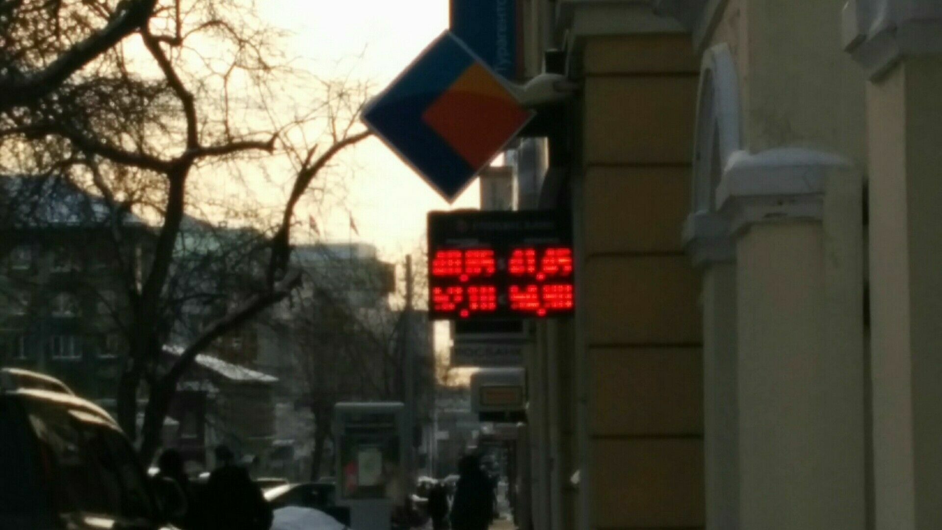 Ажиотажный спрос. В Перми евро можно купить почти за 60, доллар — за 48 рублей и выше