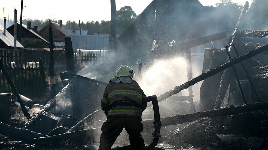 В Прикамье крупный пожар уничтожил три дома и оставил без жилья 12 человек