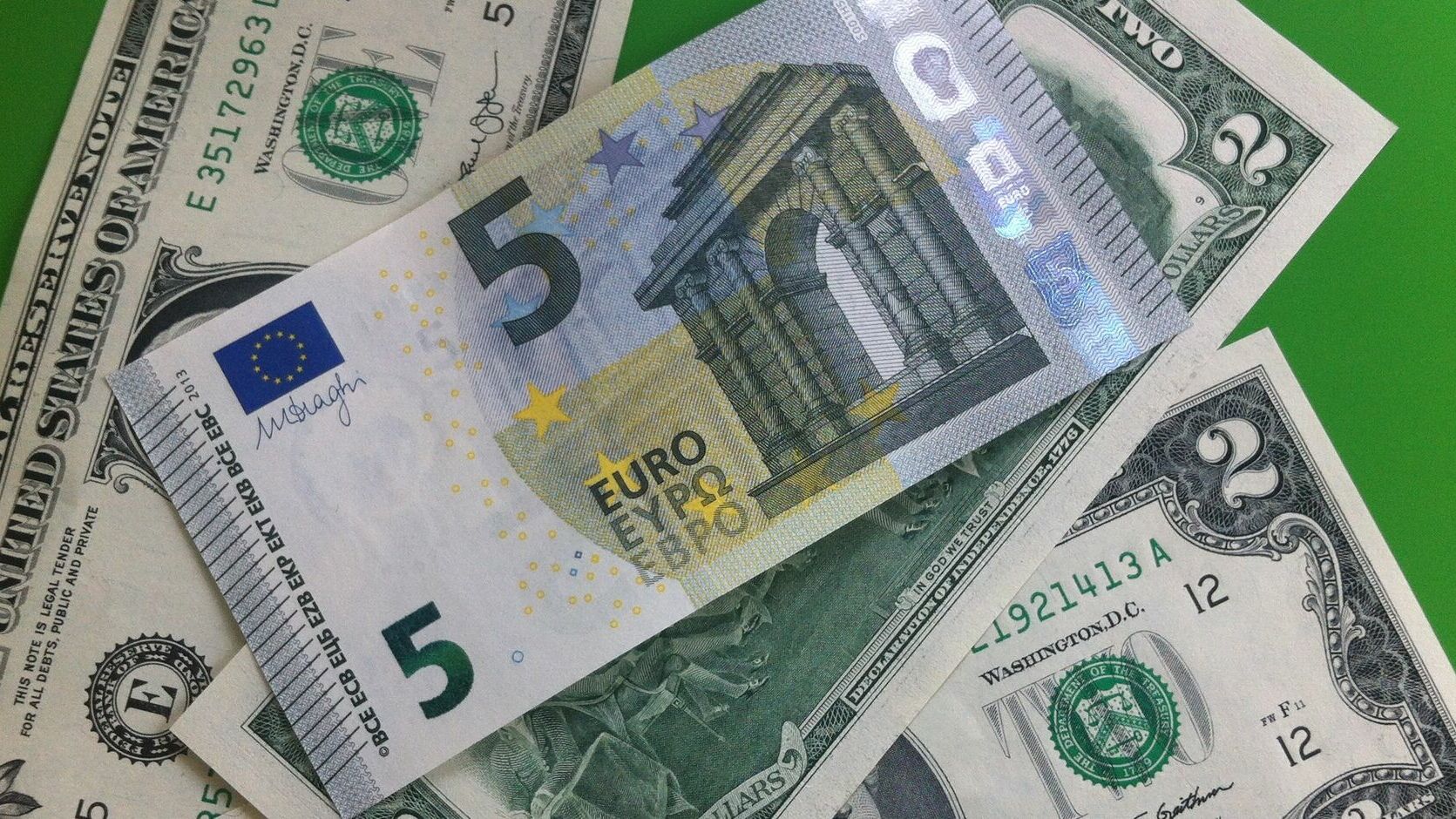 Впервые с августа официальный курс евро упал ниже 70 рублей