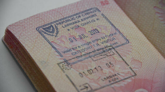 В помощь заядлым путешественникам: ФМС предлагает выдавать россиянам по два загранпаспорта
