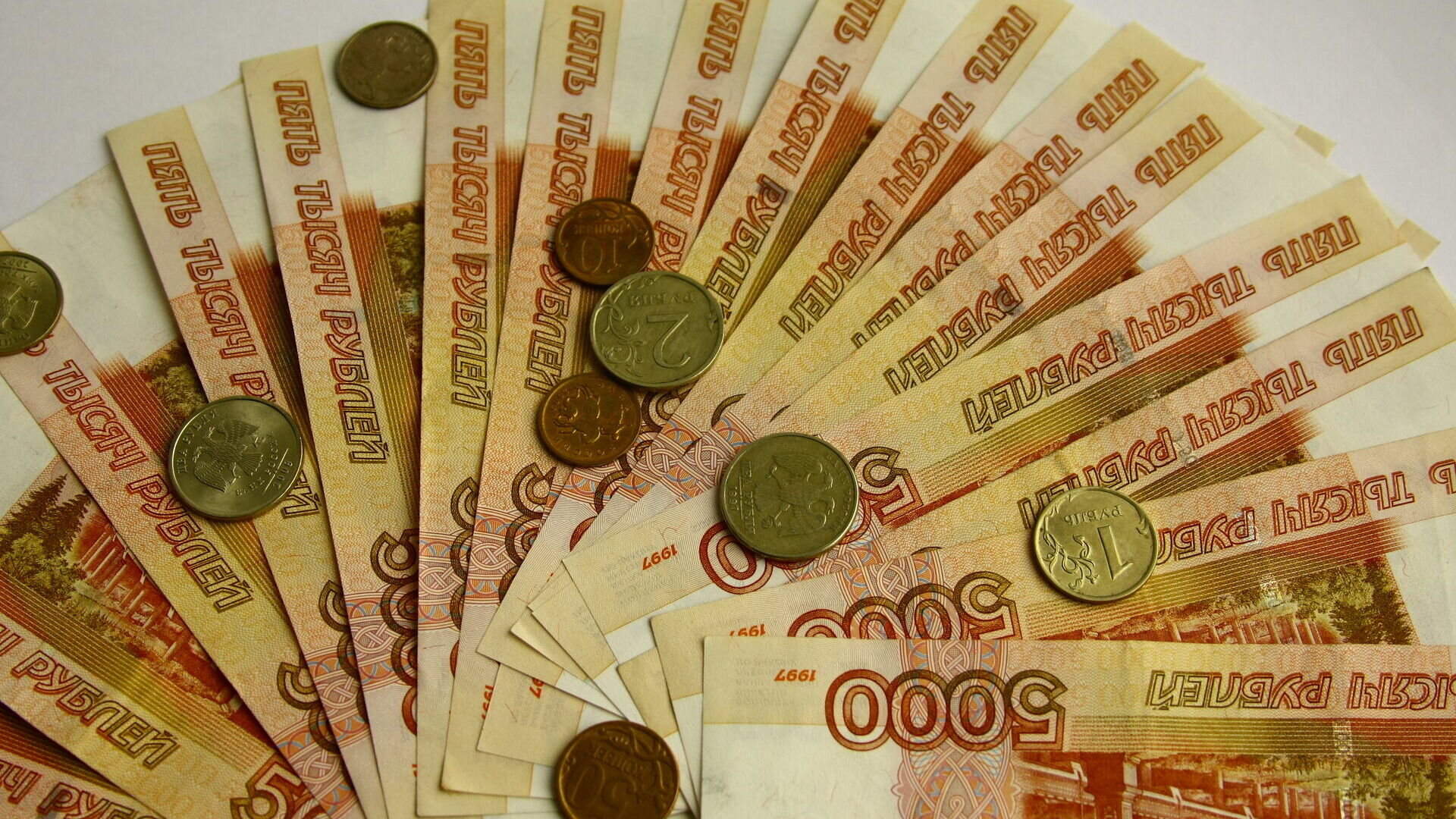 Отыгрался за январь: В феврале рубль заметно укрепился к доллару и евро