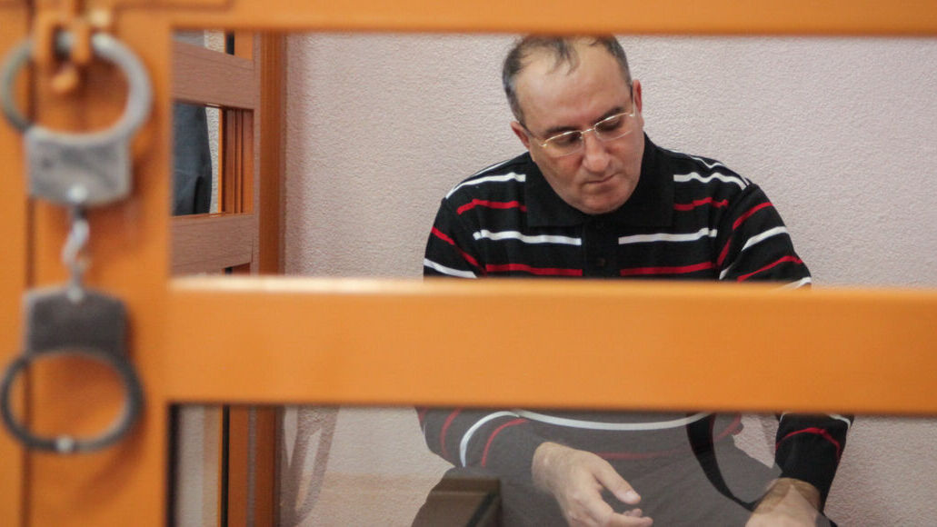 Обвиняемый в подбросе наркотиков и оружия Агабек Мамедов признал вину