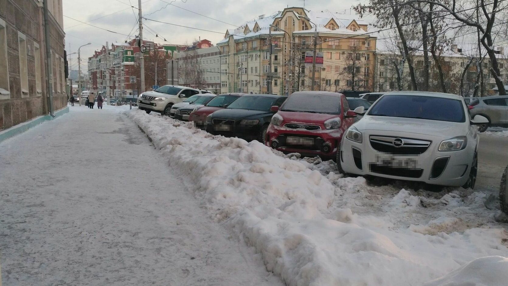 Платная парковка у бизнес-центров Перми не чистится из-за припаркованных ночью автомобилей
