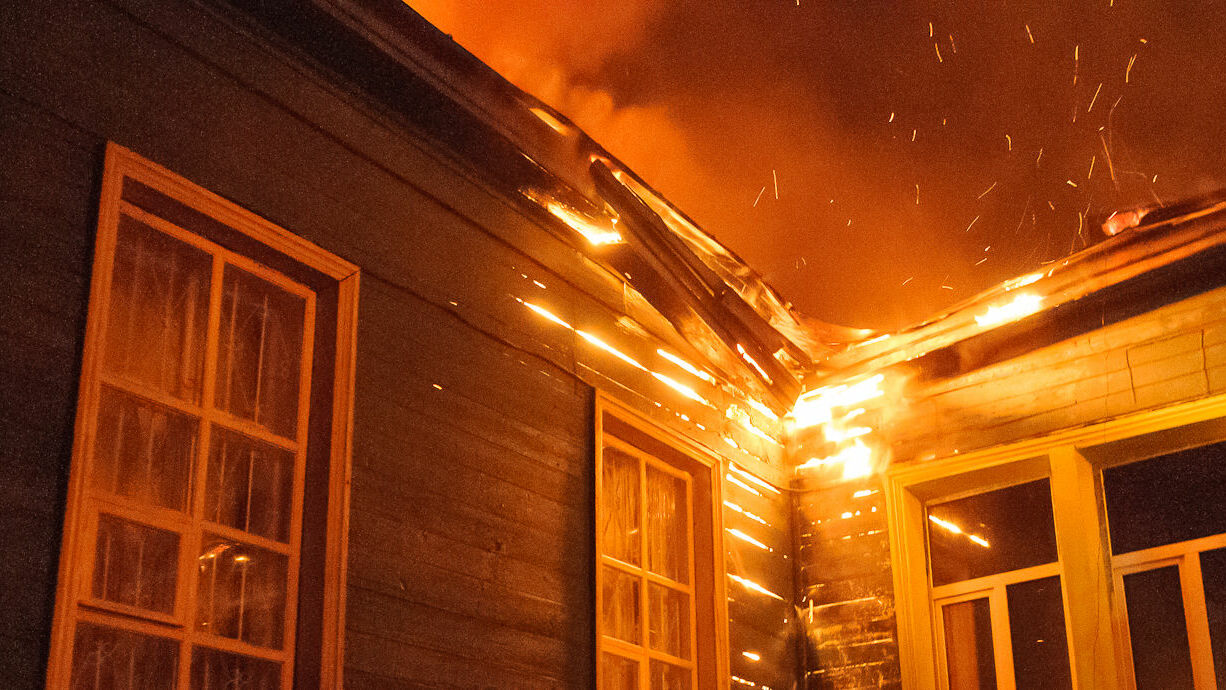 В Прикамье в горящем доме погибла семья из 6 человек