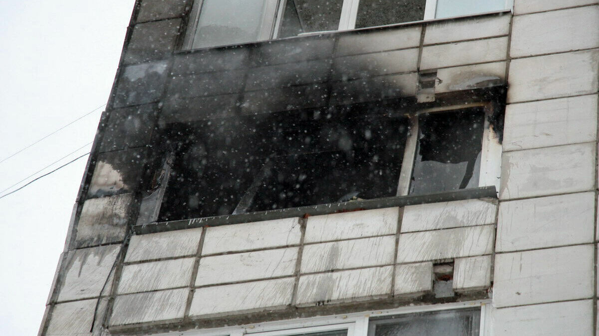 Пожар на бульваре Гагарина: «Поднимаю голову - парень стоит по пояс голый, весь закопченный»