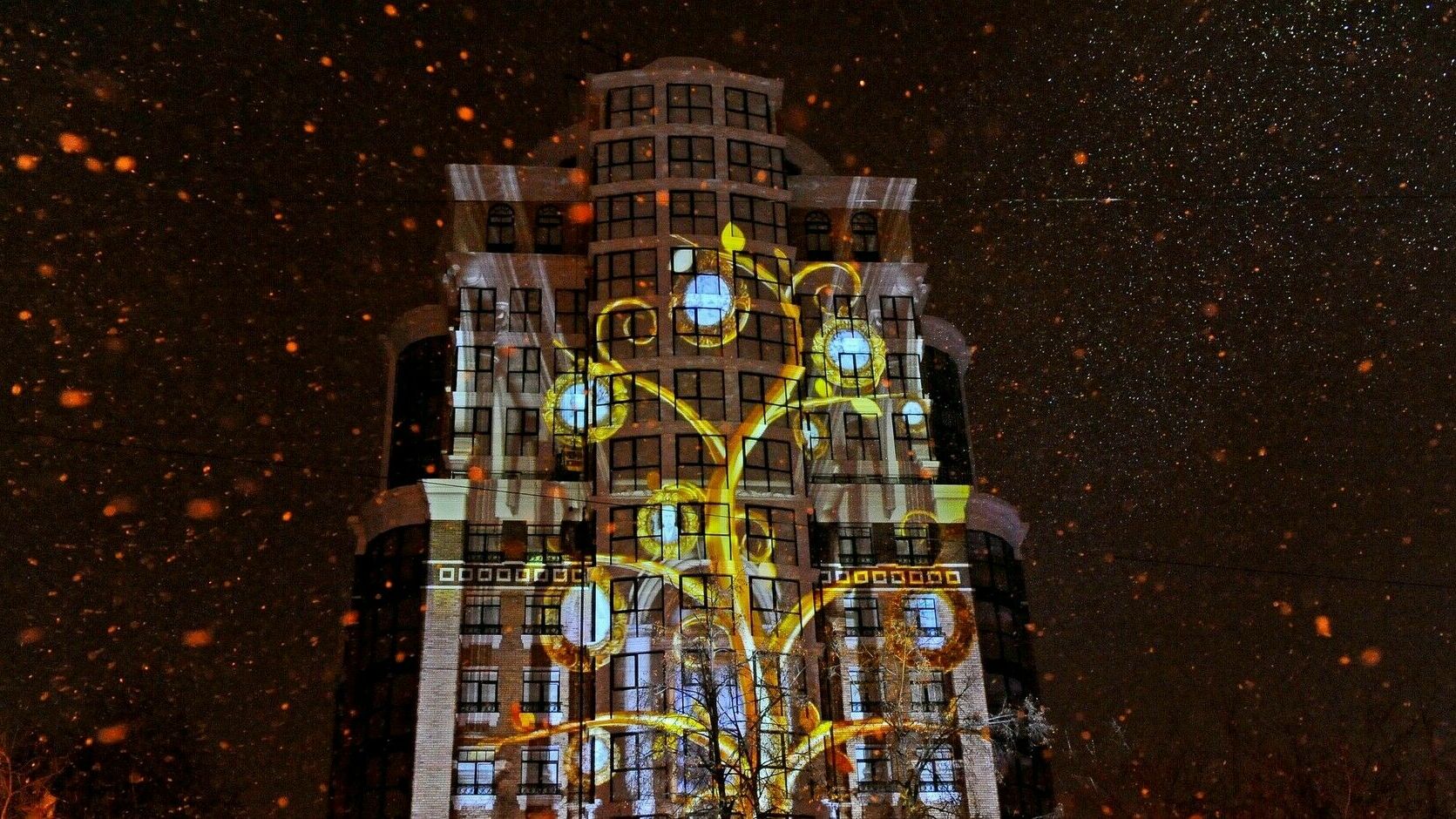В честь Старого Нового года пермякам показали на фасаде дома грандиозное световое шоу