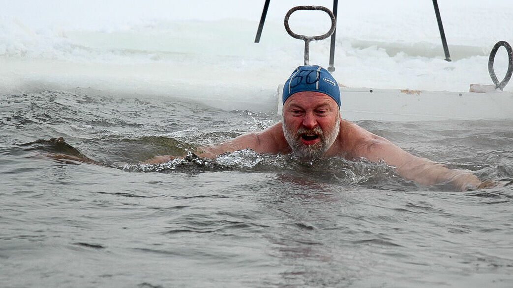 «Хватит уже воду греть, вылезай!» Пермские «моржи» провели соревнования в акватории Камы