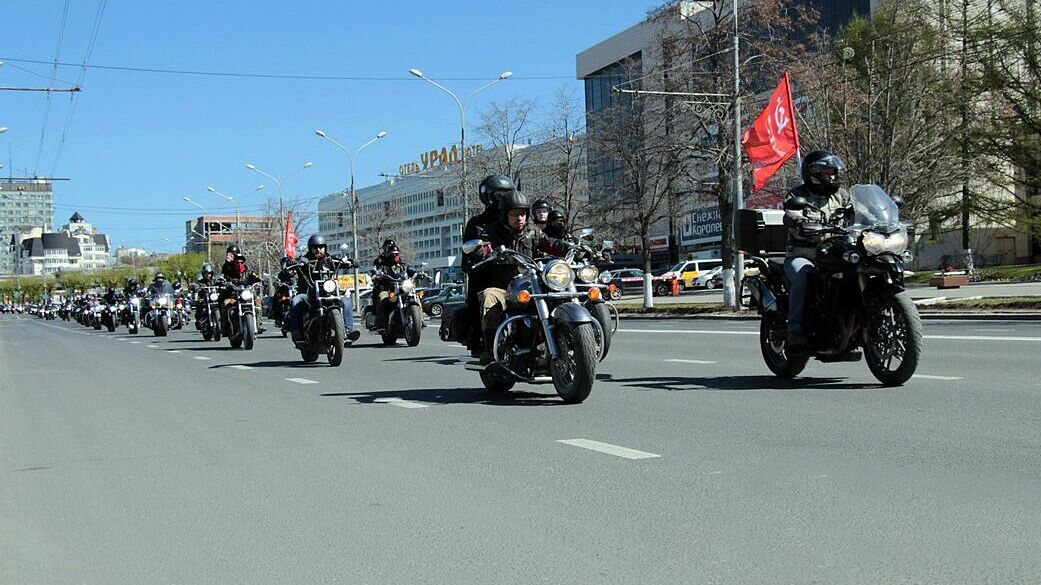 В Перми дан старт мотосезону: 500 байкеров проехали колонной по центру города. ФОТО