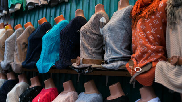 Однообразно и дорого: продавцы одежды приостановили поставки в Россию