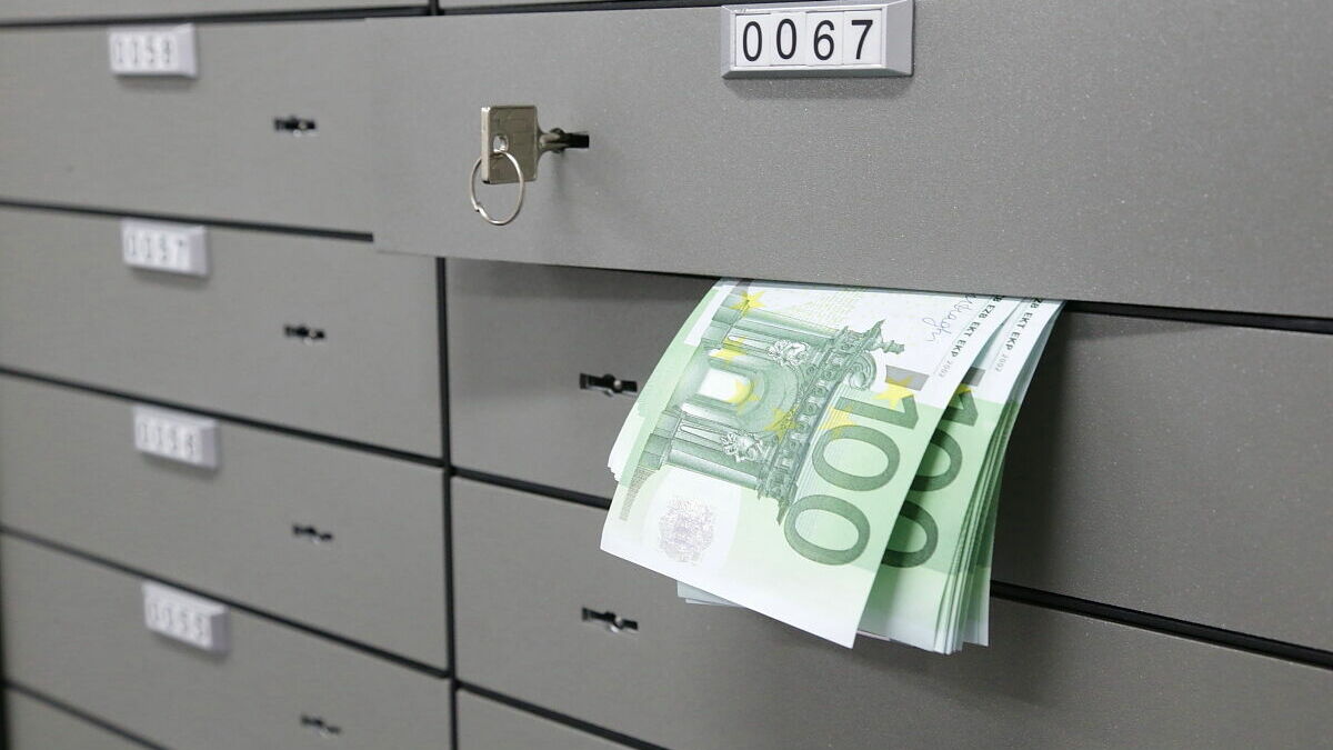 Испытание на плотность: Сколько денег влезает в банковский сейф?