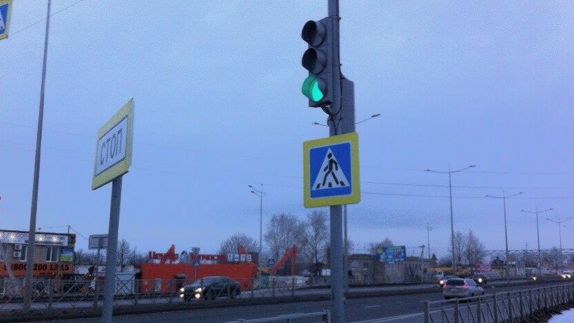 На опасном для пешеходов участке на шоссе Космонавтов установили светофор