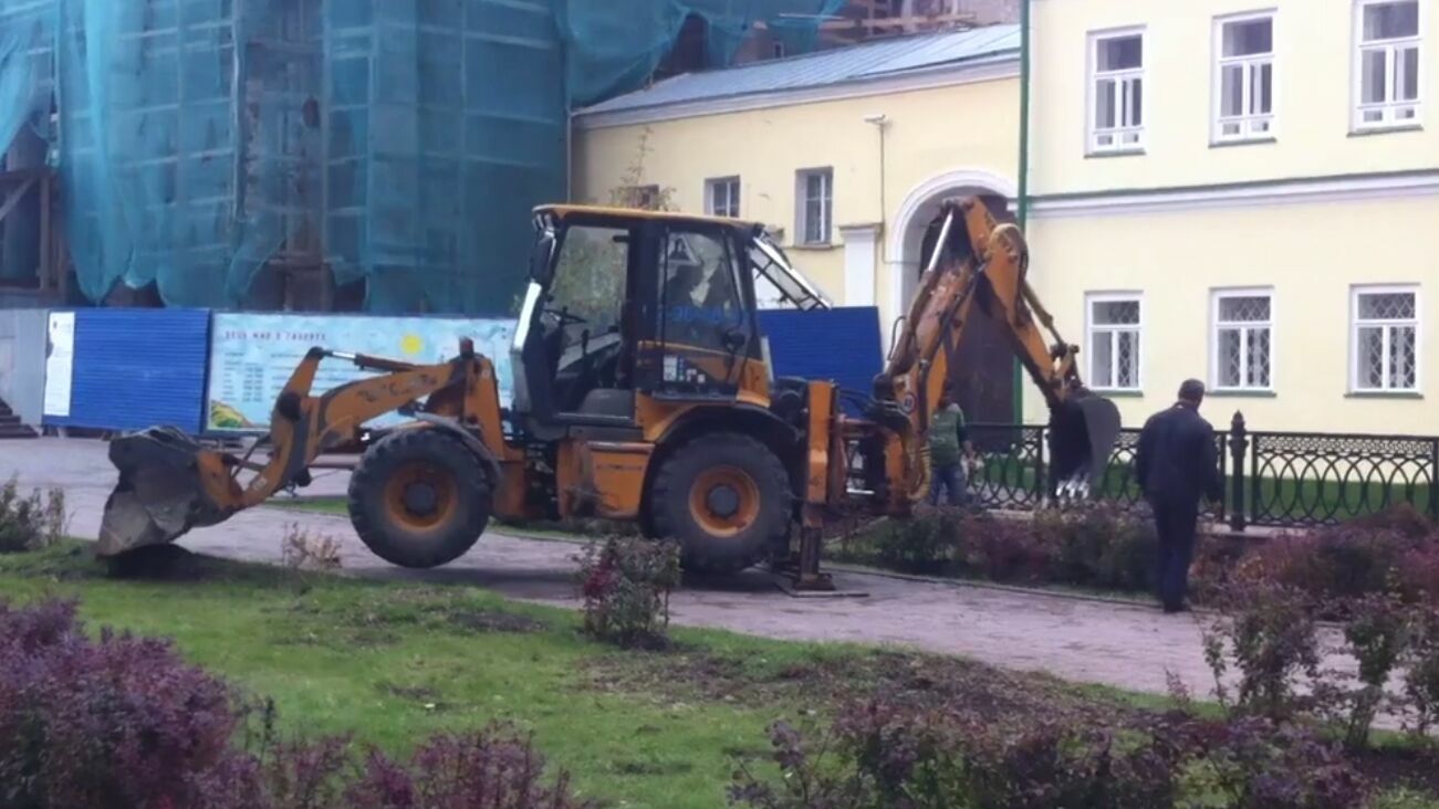 Видеофакт: на Соборной площади продолжают выкорчевывать деревья под Юру Шатунова