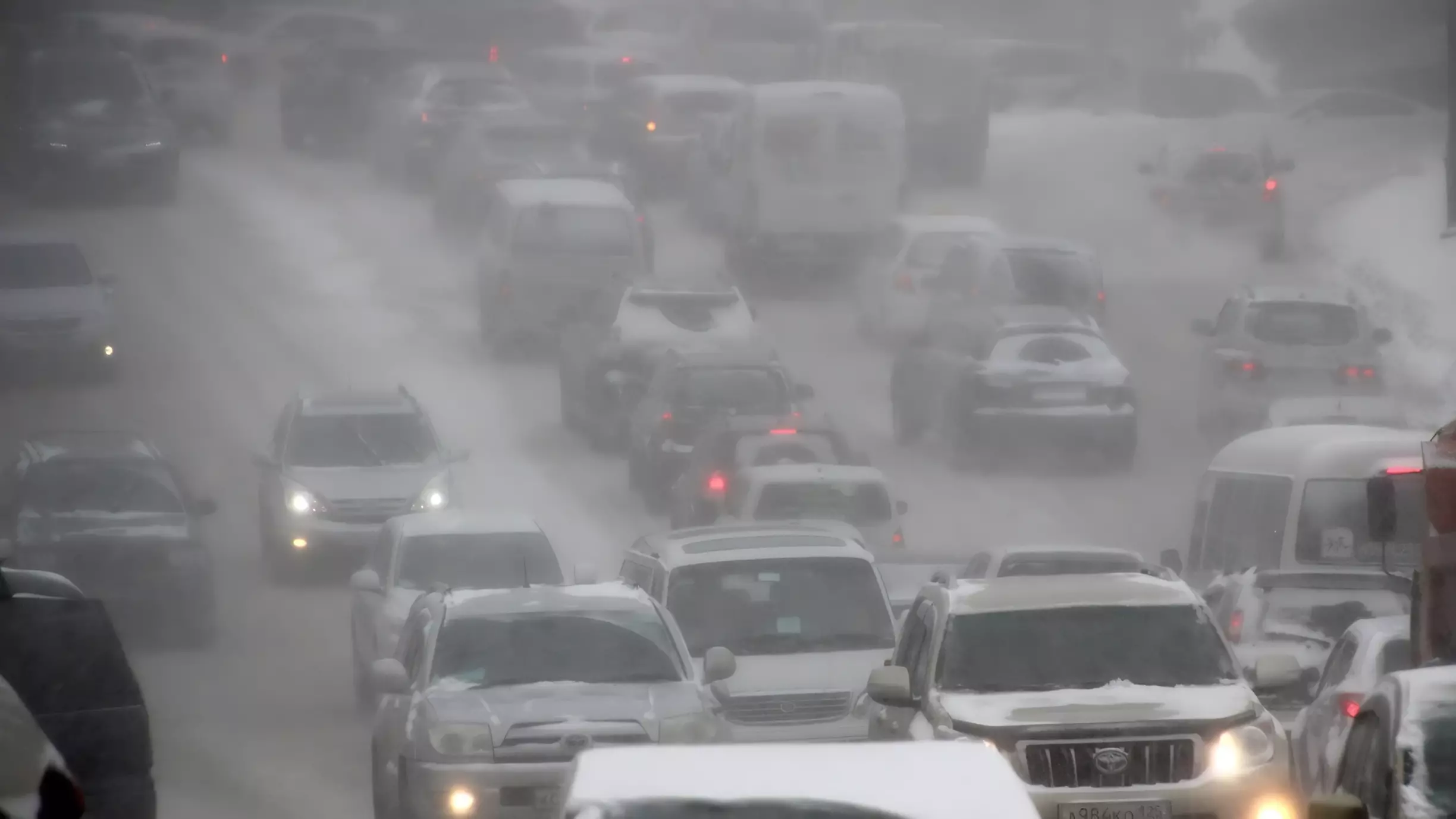 В связи со снегопадом до полуночи ограничено движение по двум трассам в Прикамье