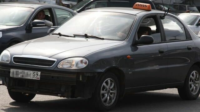 В Перми бомж ограбил водителя такси, после чего выкинул его из машины и уехал