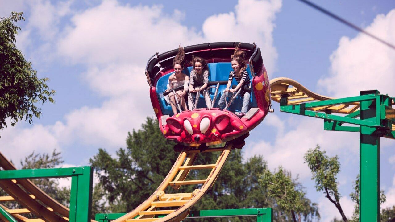 В парке Горького посетительница выпала с аттракциона Twister Coaster