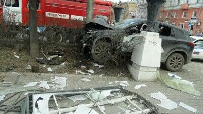 На Компросе кроссовер Mazda врезался в ограждения аллеи и столб. ФОТО