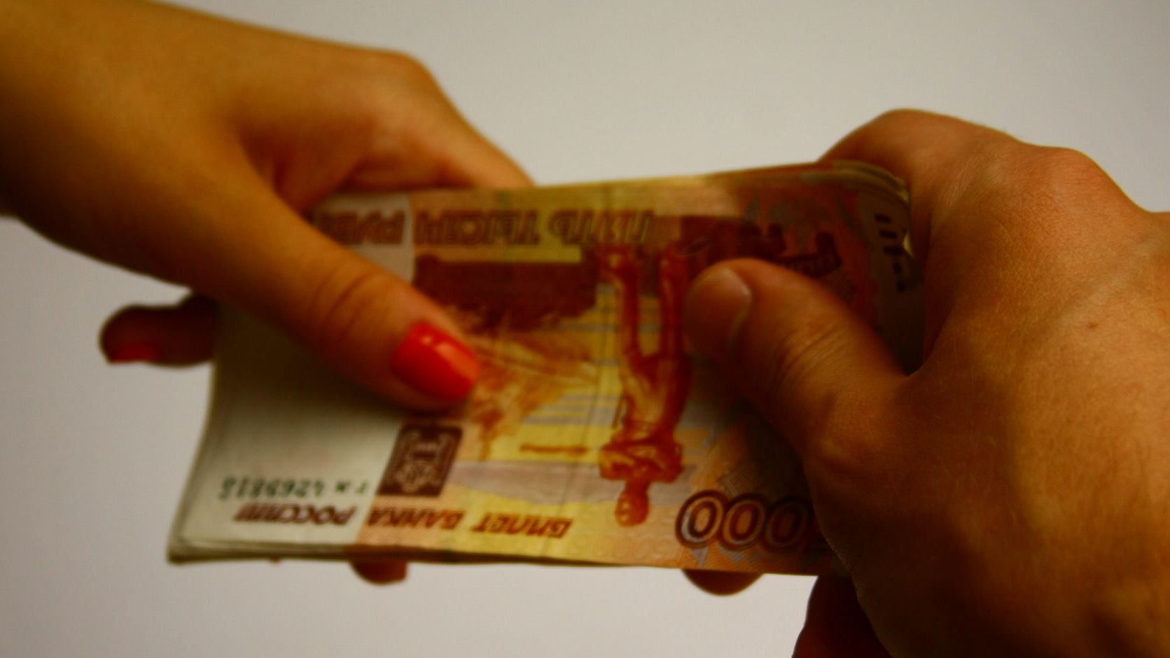 В Чайковском мужчина выплатил разом почти миллион рублей, чтобы выехать за границу