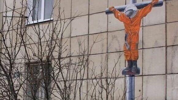 Автора стрит-арта «Гагарин. Распятие» Александра Жунева оштрафовали на 1000 рублей