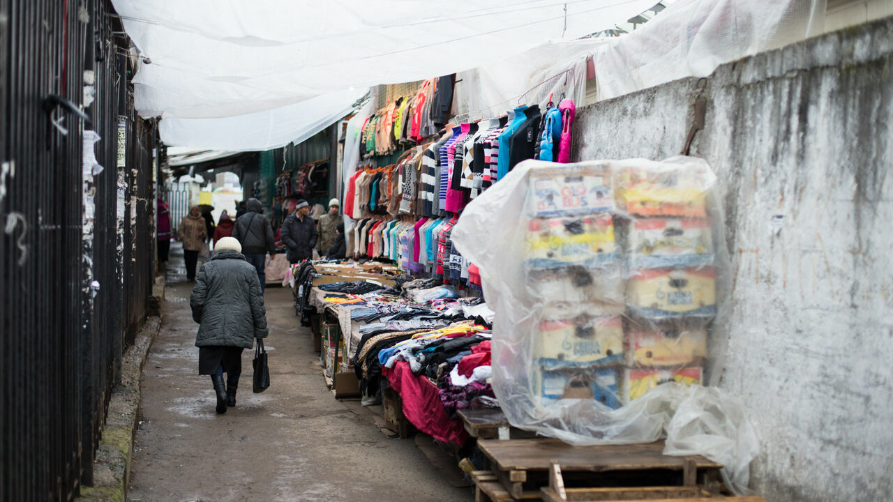 В Перми люди в масках оцепили Центральный рынок