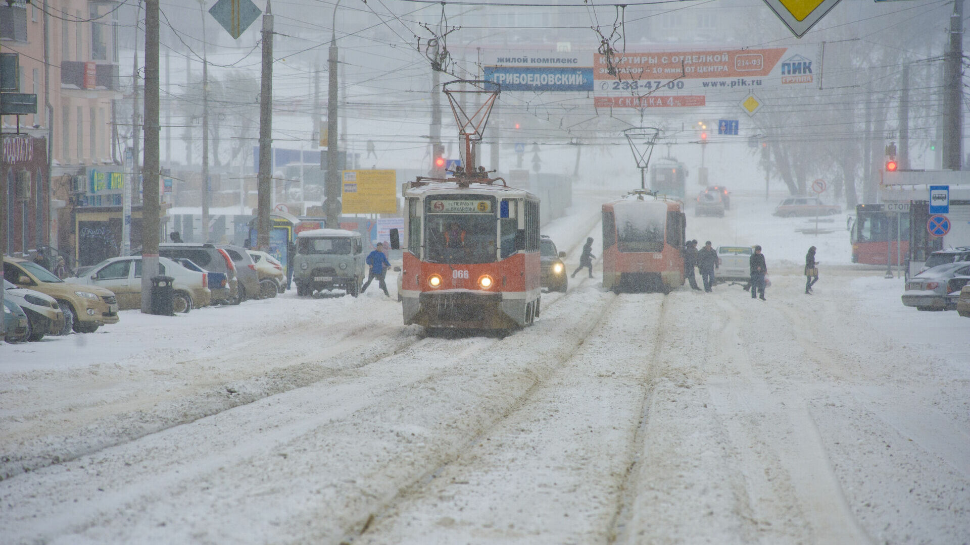 Потерявший управление трамвай в Перми боднул два автобуса