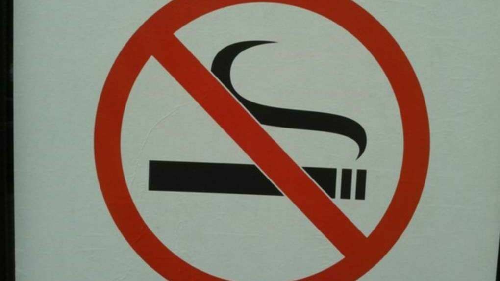 «А ну аташол»! Минздрав поддержал закон о запрете курения у подъездов