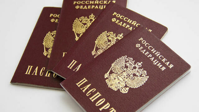 Тедору Курентзису торжественно вручили российский паспорт
