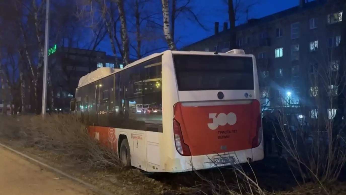 В Перми в аварии с автобусом и двумя легковушками погиб человек