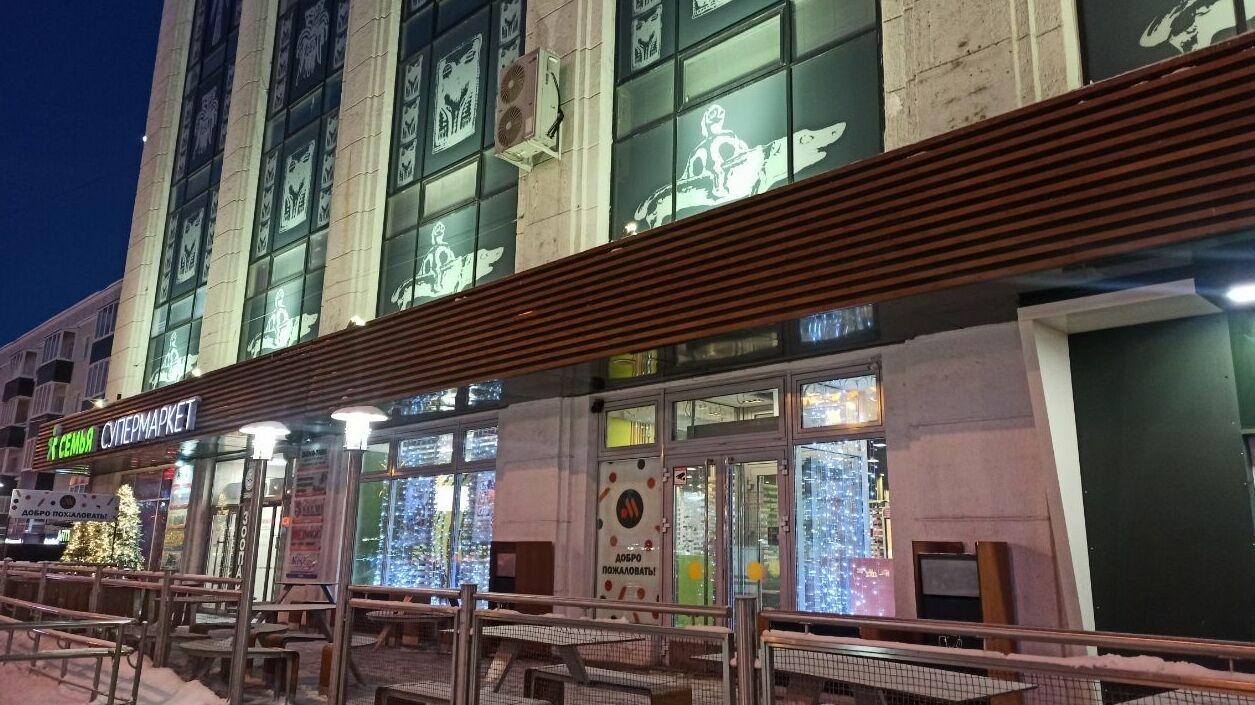 В Перми демонтировали вывеску «Вкусно — и точка» со здания ЦУМа