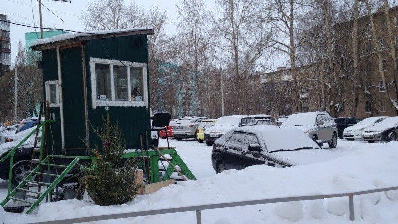 Фотофакт: незаконная парковка на Свиязева по-прежнему работает