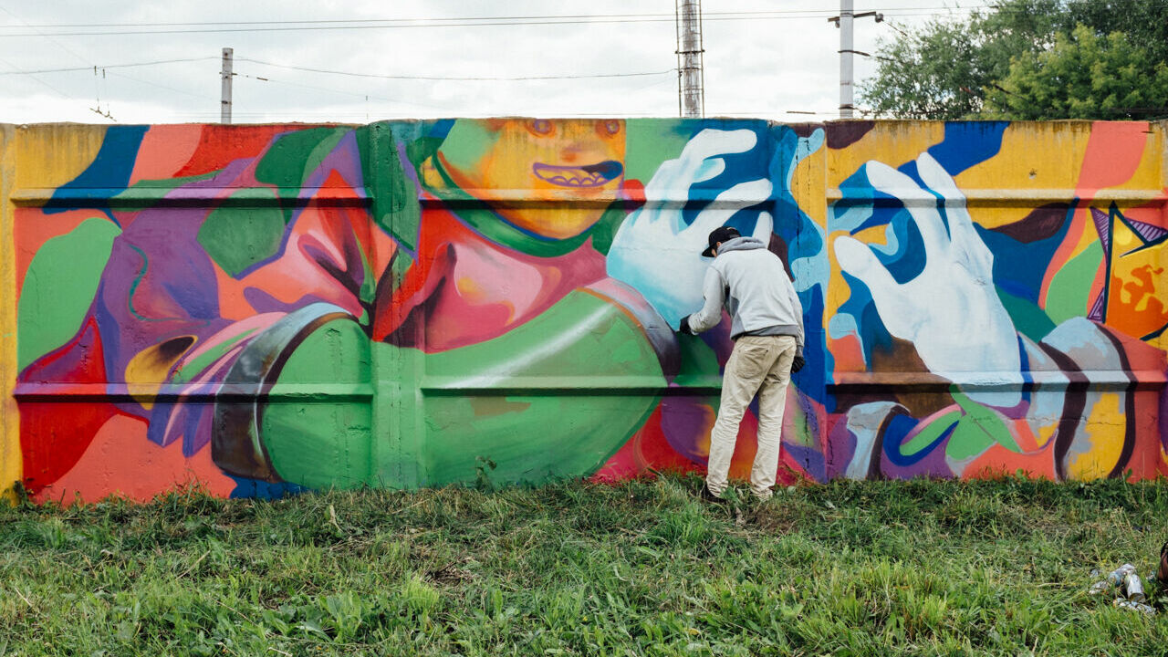 Уличным художникам отдали забор троллейбусного депо. Видео