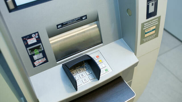 Власти грозят забрать у банкоматов возможность принимать платежи за ЖКХ