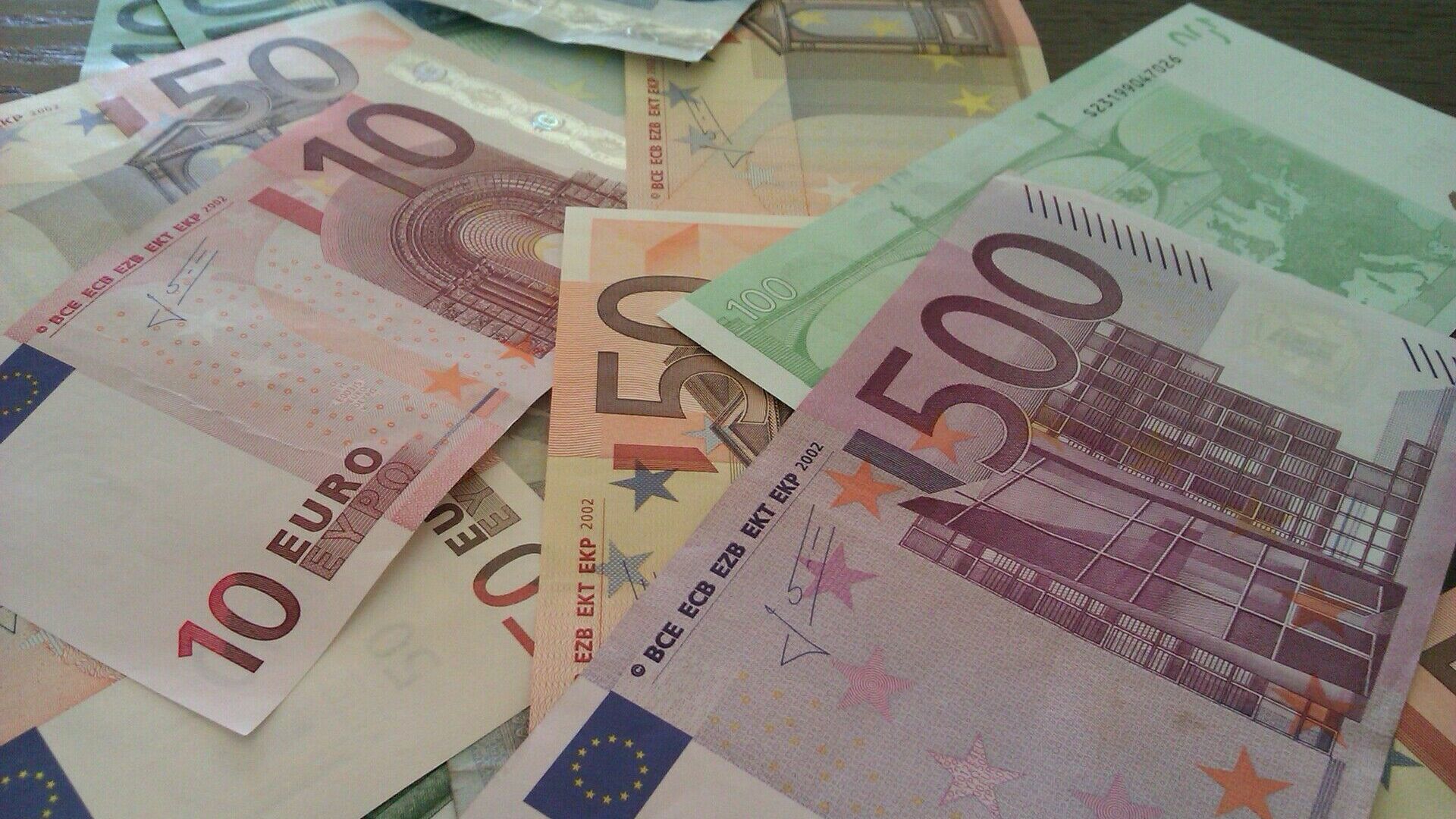 Официальный курс евро вырос на 1,5 рубля, а доллара — на 74 копейки