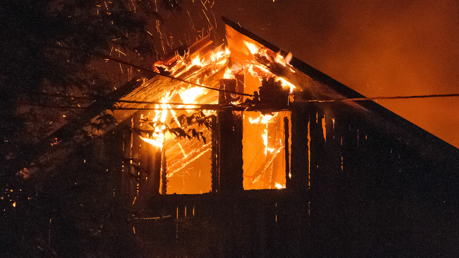 В Перми сгорели два жилых дома и надворные постройки. ВИДЕО