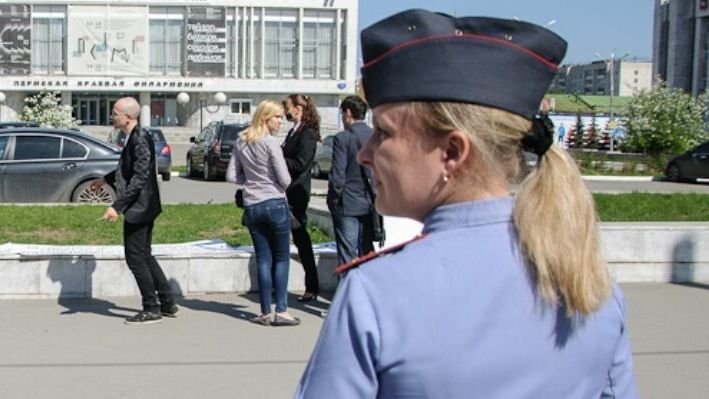 В Чусовом осудили женщину, столкнувшую полицейского с лестницы