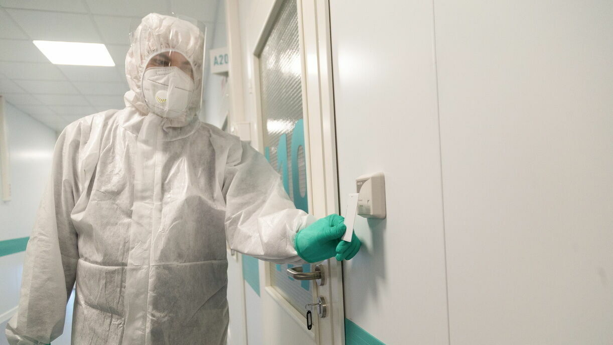 В мире появился новый штамм коронавируса — «омикрон». Что о нем известно и насколько он опасен