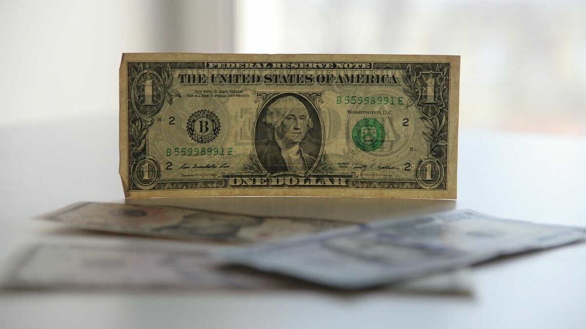 Впервые за три месяца официальный курс доллара поднялся выше 57 рублей