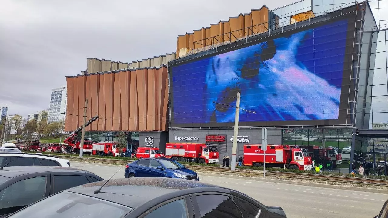 В МЧС Прикамья объяснили скопление пожарных машин у ТРЦ «iMall Эспланада»